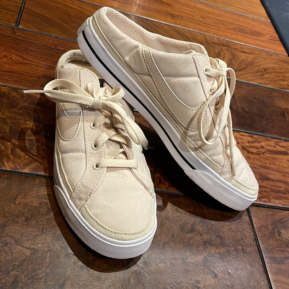 Nike Court Legacy Womens Mules